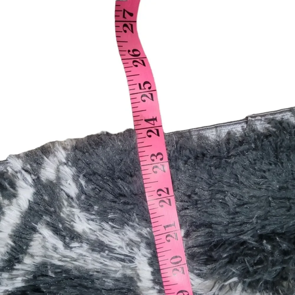 Gray and White Trellis Pattern Rectangle Rug - Picture 2 of 3